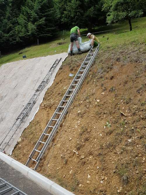 Ozelenjevanje brežin - Priprava terena ter polaganje Greentexa.